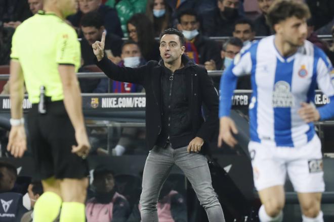 Xavi da indicaciones durante su debut en el Barcelona-Espanyol (Foto: Cordon Press).