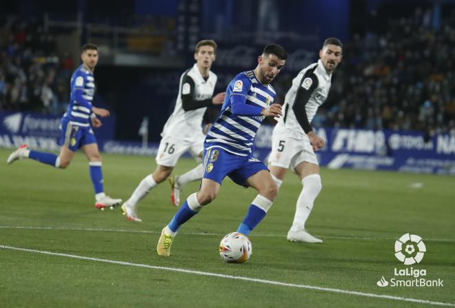 Borja López observa a un rival durante el Ponferradina-Sporting en El Toralín (Foto: LaLiga).