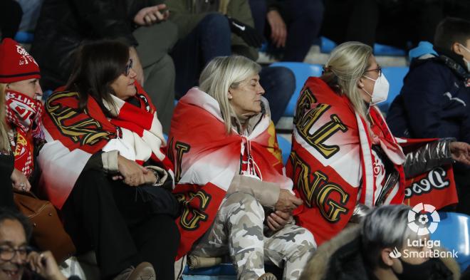 Aficionadas de La Mareona, durante el Ponferradina-Sporting en El Toralín (Foto: LaLiga).