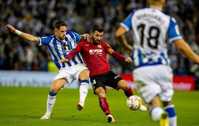 Gayà ante la Real (Foto: Valencia CF)