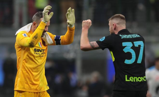 Dos jugadores del Inter celebran el triunfo ante el Nápoles (Foto: Inter).