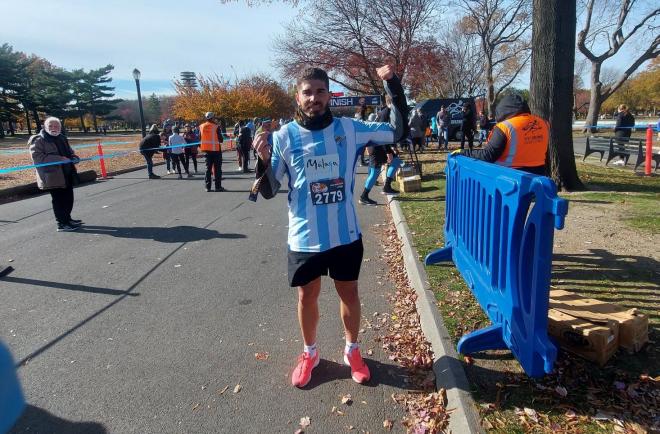 Josemi Ríos, en la media maratón de Nueva York, con la camiseta del Málaga.