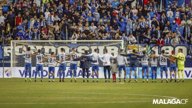 Los jugadores del Málaga celebran el triunfo ante Las Palmas con su afición (Foto: MCF).