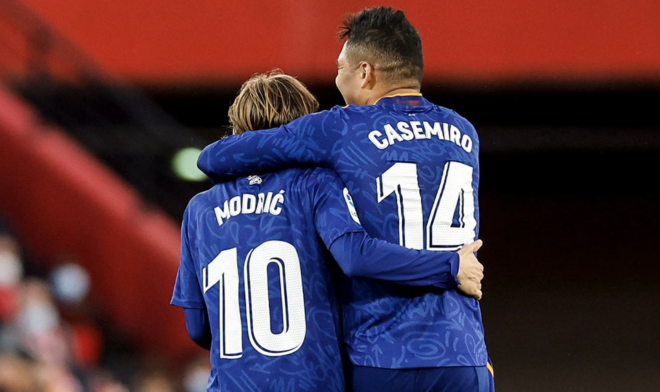 Modric y Casemiro se abrazan en el Granada-Real Madrid (Foto: RMCF).
