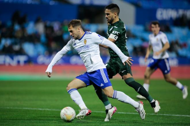 Valentín Vada protege el esférico ante la presión de Recio en el Real Zaragoza - Leganés (Foto: Daniel Marzo).