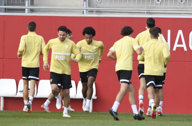 Entrenamiento del Sevilla FC este lunes. (Foto: Kiko Hurtado).