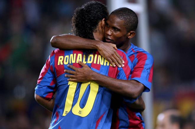 Samuel Etoo y Ronaldinho se abrazan en un partido con el FC Barcelona (Foto: Cordon Press).
