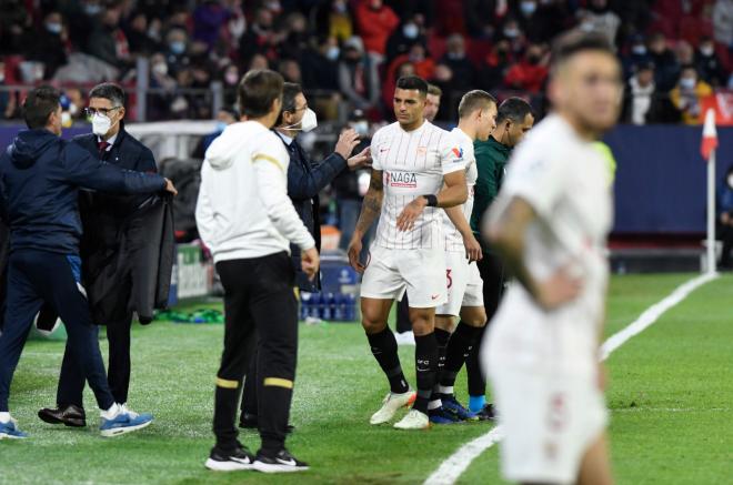 Diego Carlos se retira lesionado del Sevilla - Wolfsburgo. (Foto: Kiko Hurtado).