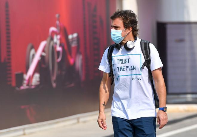 Fernando Alonso, con una camiseta de 'Trust the plan' (Foto: EFE).