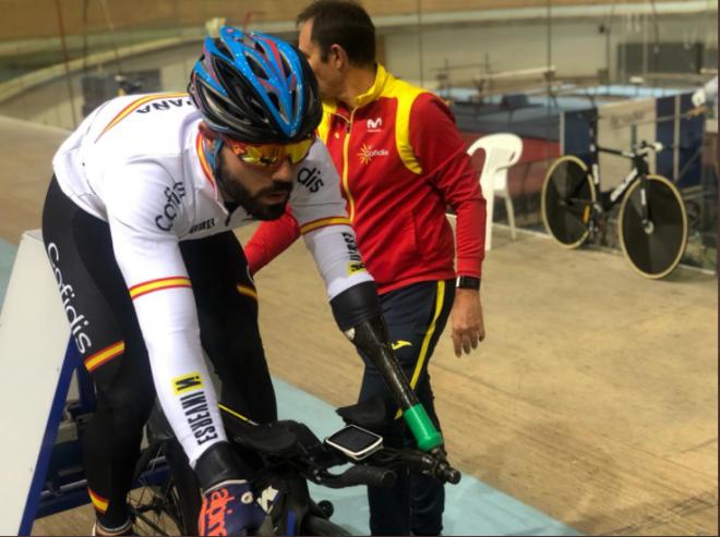 Alfonso Cabello, en la bici antes de empezar un entrenamiento con la selección española de ciclis