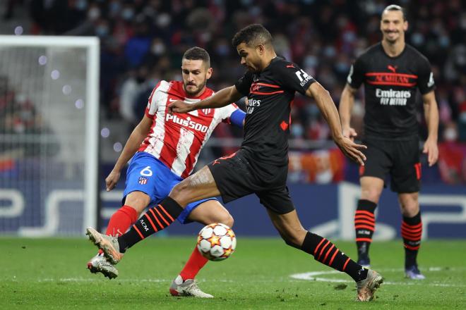 Koke pelea un balón con Messias durante el Atlético de Madrid-Milan (Foto: EFE).