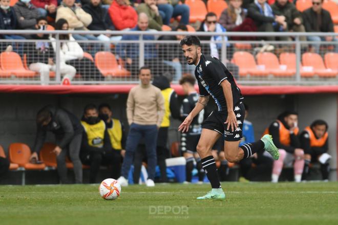 Quiles conduce el balón; en segundo plano, Borja Jiménez le sigue con la mirada (Foto: RCD).