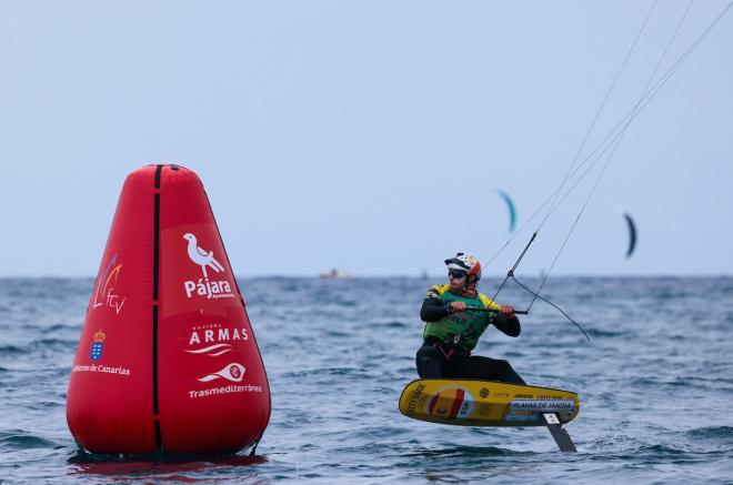Alejandro Climent se impone en la Fuerteventura Kitefoil World Series 2021.