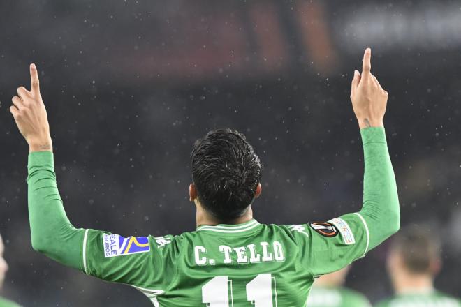 Tello celebra su gol ante el Ferecnvaros (Foto: Kiko Hurtado)