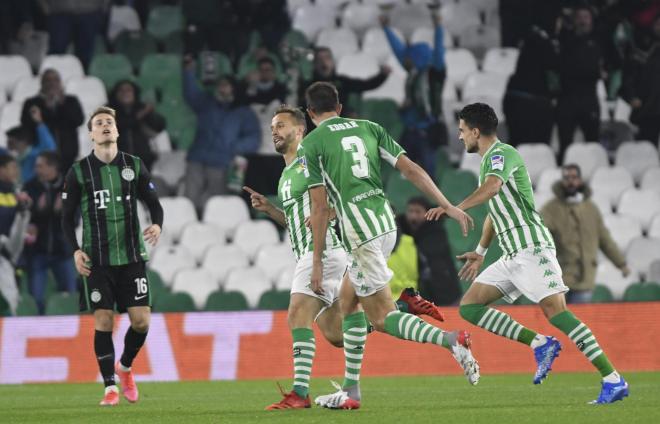 Canales celebra su gol en el Betis - Ferencvaros (Foto: Kiko Hurtado)