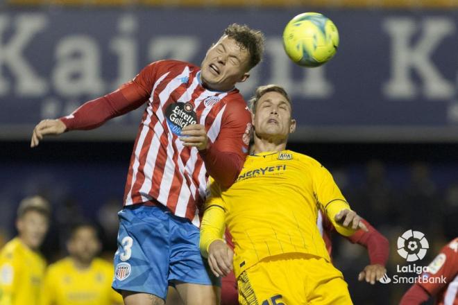 Lance aéreo en el Alcorcón-Lugo (Foto: LaLiga).