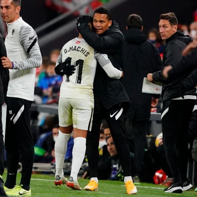 Carlos Bacca consuela a Darwin Machís en el Athletic-Granada (Foto: LaLiga).