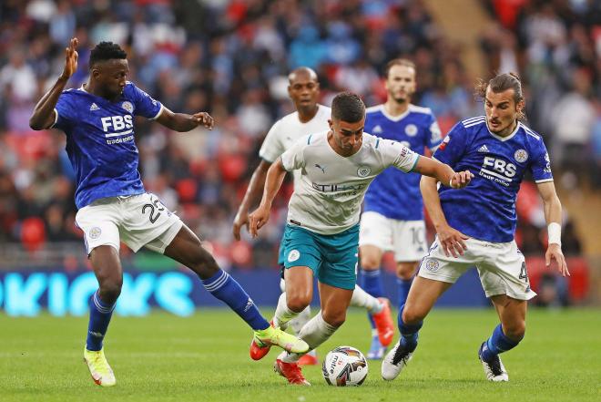 Ferran Torres trata de zafarse de la marca de Soyuncu y Ndidi en un Leicester City-Manchester City