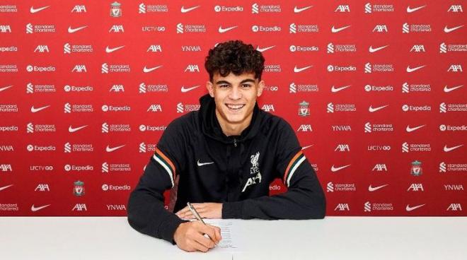 Stefan Bajcetic firma su primer contrato profesional (Foto: Liverpool FC).