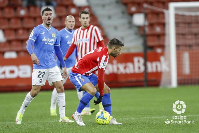 Aitor García controla la pelota durante el Real Sporting-Fuenlabrada en El Molinón (Foto: LaLiga)