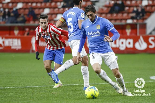 Pedro Díaz, durante el Real Sporting-Fuenlabrada en El Molinón (Foto: LaLiga).