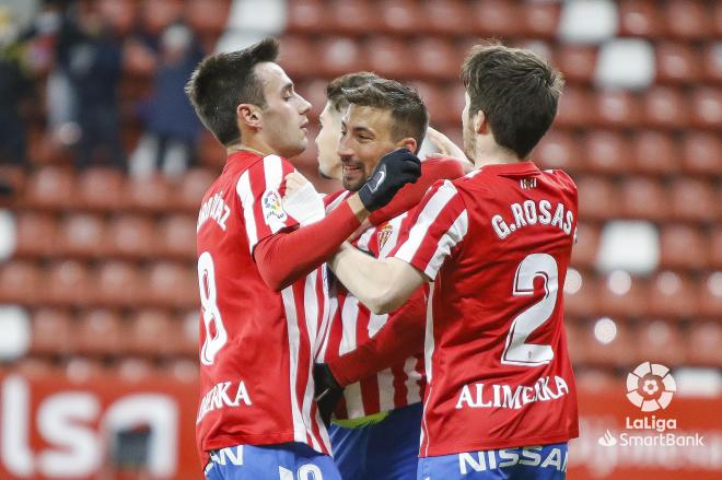 Aitor García y Pedro Díaz  celebran un gol en El Molinón (Foto: LaLiga).