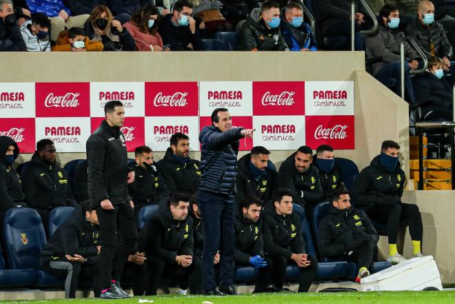 Emery da instrucciones en la banda del Estadio de La Cerámica (Foto: Cordon Press).