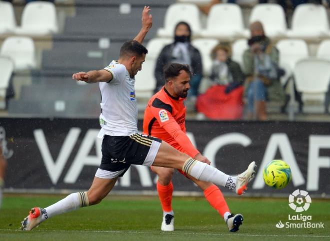 Javi Jiménez lucha una pelota ante un rival del Burgos (Foto: LaLiga).
