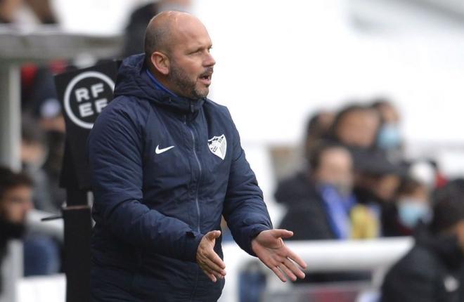 José Alberto da instrucciones en El Plantío (Foto: LaLiga).