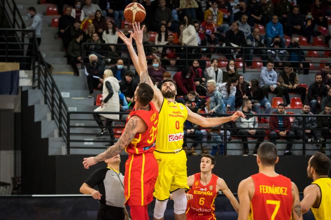 Salto inicial del partido entre Macedonia del Norte y España (Foto: @BaloncestoESP).