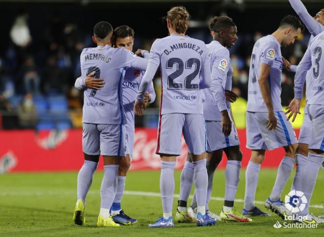 Memphis abraza a Coutinho tras el gol en el Villarreal-Barcelona (Foto; LaLiga).