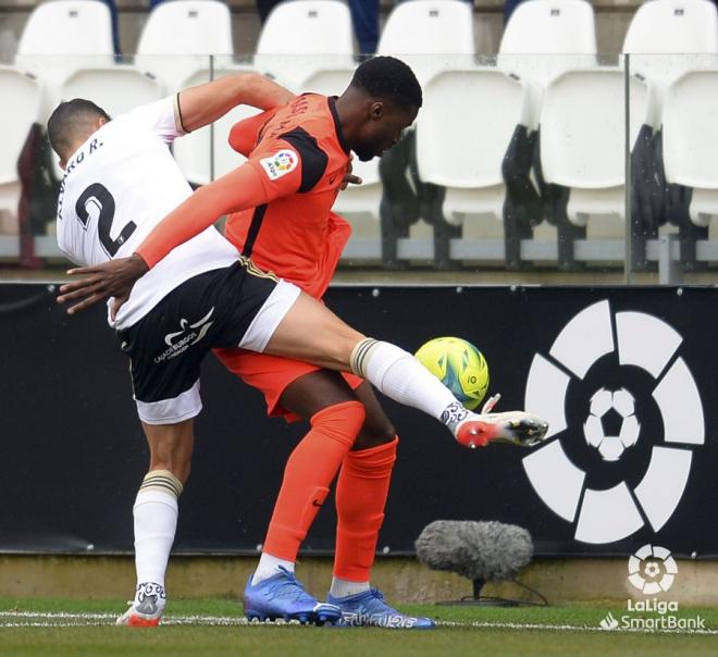 Sekou pelea por un balón en el Burgos-Málaga (Foto: LaLiga).
