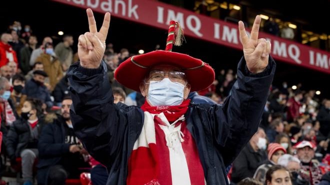 Un aficionado eufórico en la grada de San Mamés (Foto: Athletic Club).