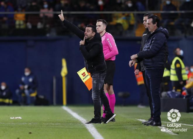 Xavi Hernández da instrucciones durante el Villarreal-Barcelona (Foto: LaLiga).