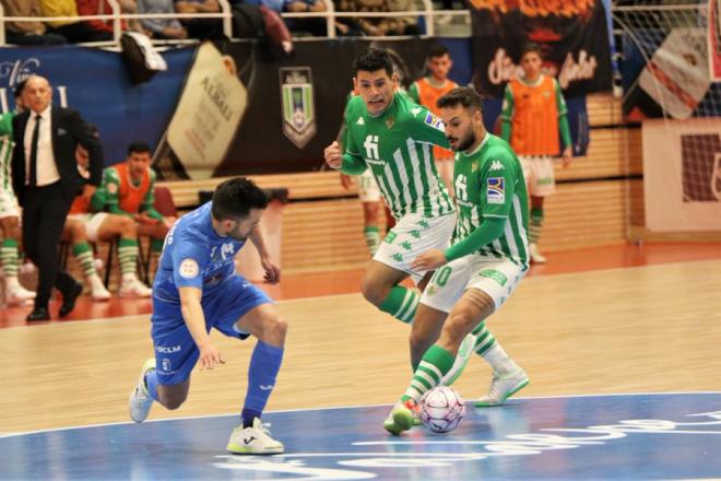 El bético Ivi con la pelota (foto: Betis Futsal).