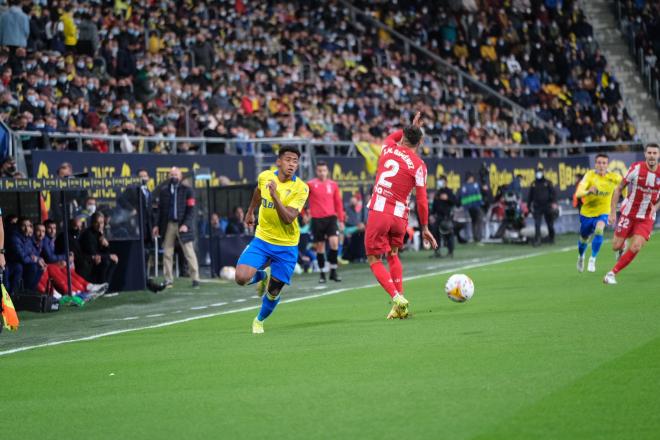 Choco Lozano se marcha por velocidad de Giménez en el Cádiz-Atlético (Foto: Cristo García).