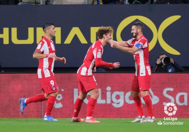 Luis Suárez y Koke celreban con Griezmann el gol del francés en Cádiz (Foto: LaLiga).