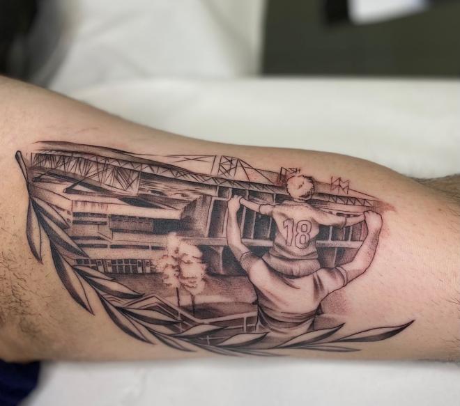 Tatuaje de un aficionado del Real Oviedo (Foto: Twitter).