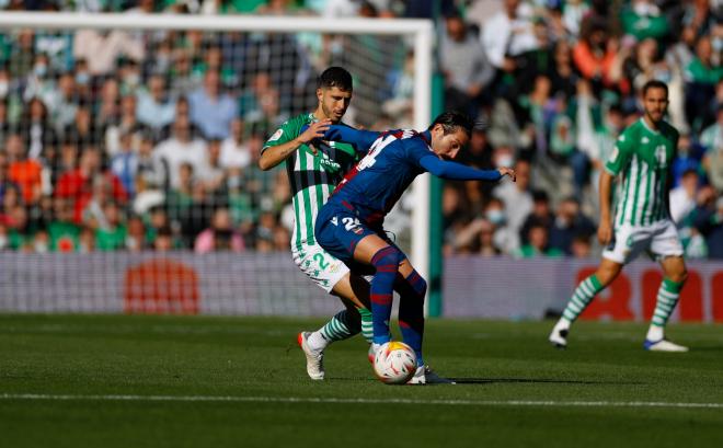 Campaña protege la pelota ante Guido Rodríguez durante el Real Betis-Levante en el Benito Villama