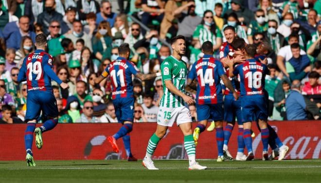 Celebración del gol de Mustafi durante el Real Betis-Levante en el Benito Villamarín (Foto: Kiko
