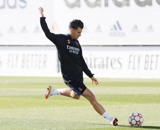 Dani Ceballos, durante el entrenamiento de este lunes del Real Madrid (Foto: RMCF).