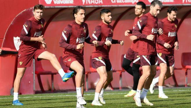 Los jugadores del Sevilla, en el entrenamiento de este lunes (Foto: SFC).