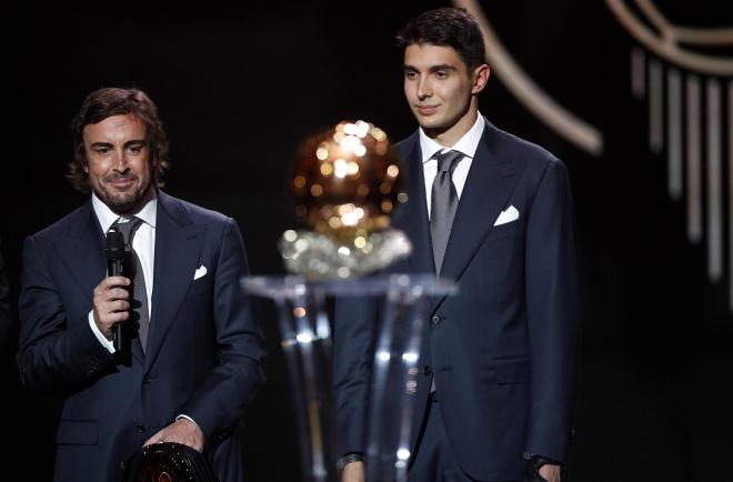 Fernando Alonso y Esteban Ocon, en la gala del Balón de Oro (FOTO: EFE).