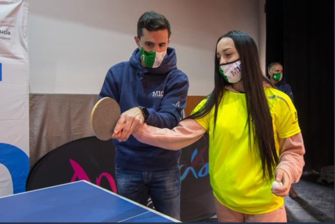 José Manuel Ruiz enseña a una joven un golpe para jugar al tenis de mesa (Foto: @DeporteAND).