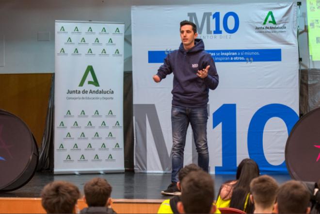 José Manuel Ruiz imparte una charla del programa Mentor 10 (Foto: @DeporteAND).