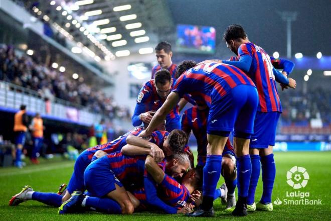 Los jugadores del Eibar celebran un gol ante el Girona (Foto: LaLiga).