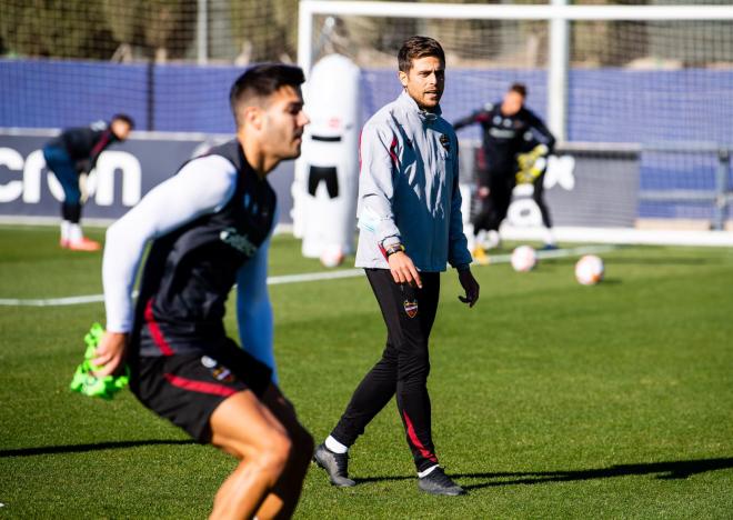 Alessio Lisci dirige su primer entrenamiento. (Levante UD)