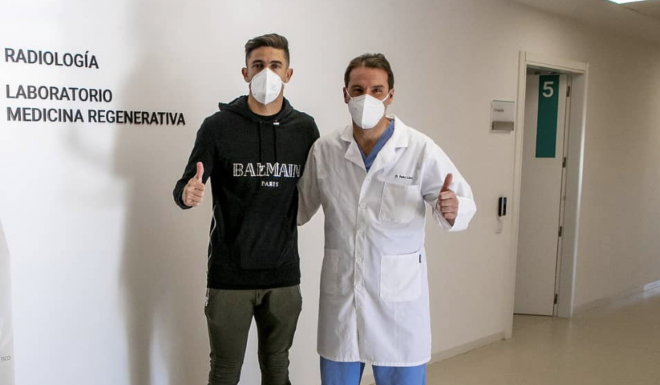 Gabriel Paulista posa junto al médico. (Foto: Valencia CF)