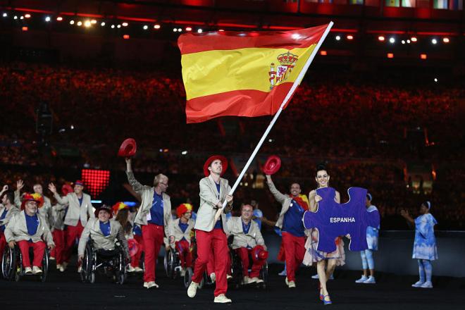 José Manuel Ruiz porta la bandera de España en la ceremonia inaugural de los Juegos Paralímpicos de Río.