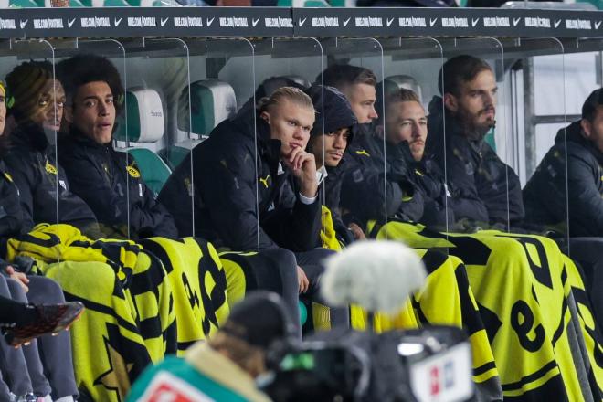 Witsel, Haaland y Reinier, en el banquillo del Borussia Dortmund (Foto: Cordon Press).
